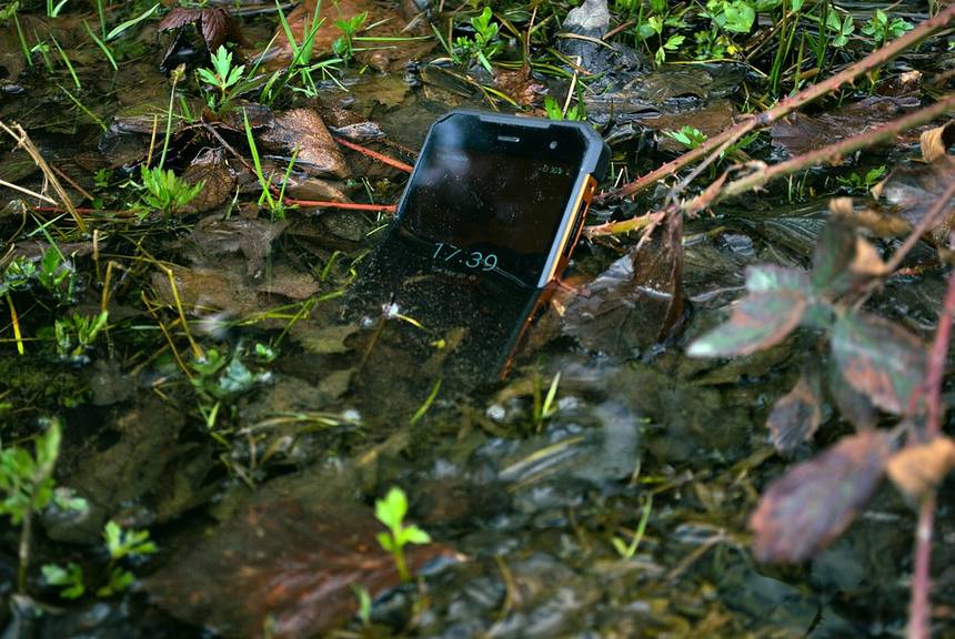 Что делать, если вы уронили телефон в воду