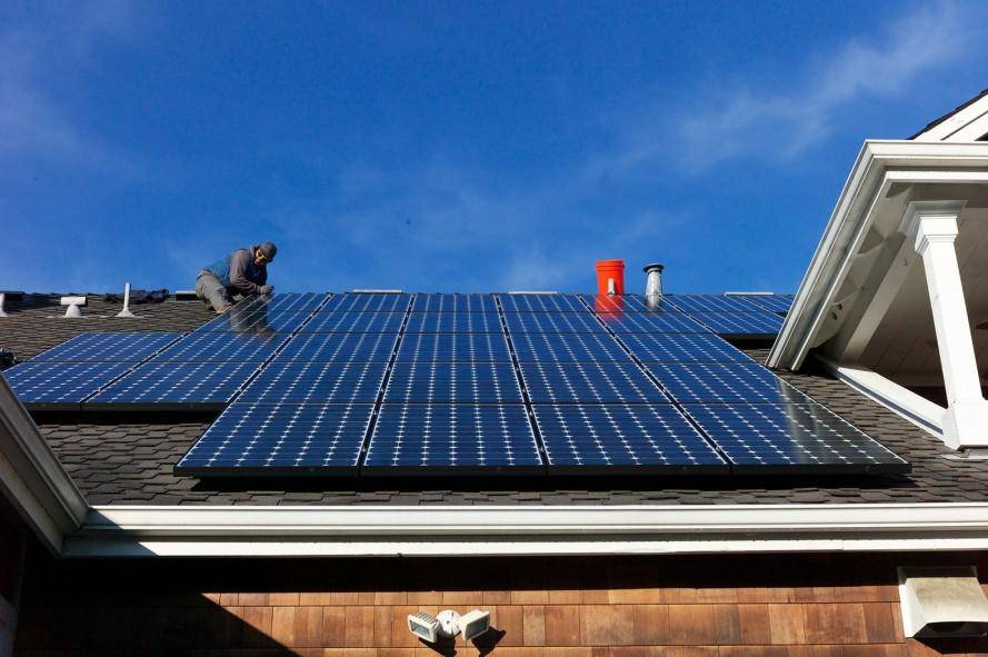 Tesla будет производить крыши из солнечных панелей
