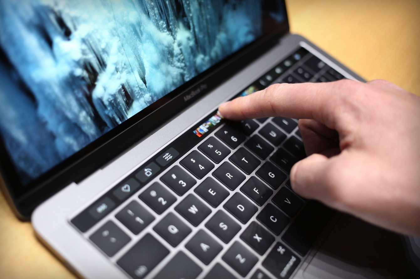Apple представила нові MacBook Pro з сенсорною панеллю Apple представила нові MacBook Pro з сенсорною панеллю